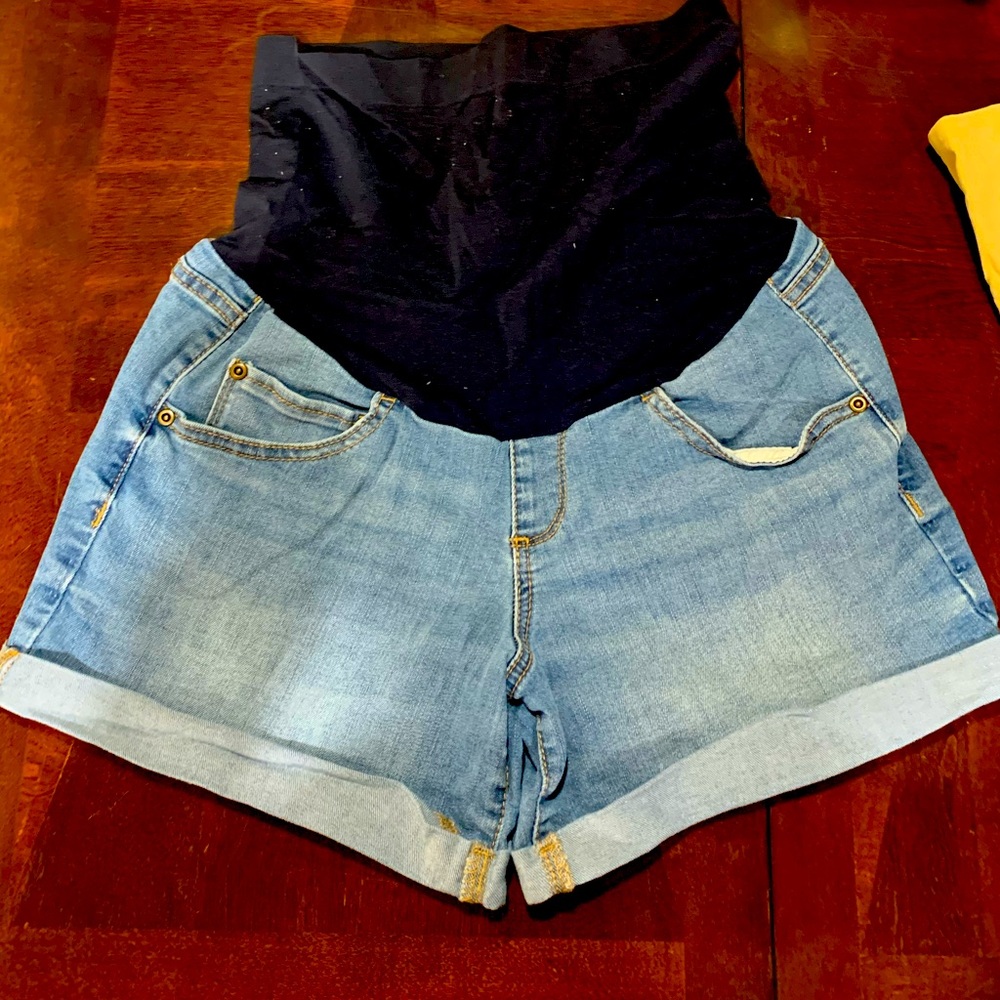 A glow maternity shorts, size 8